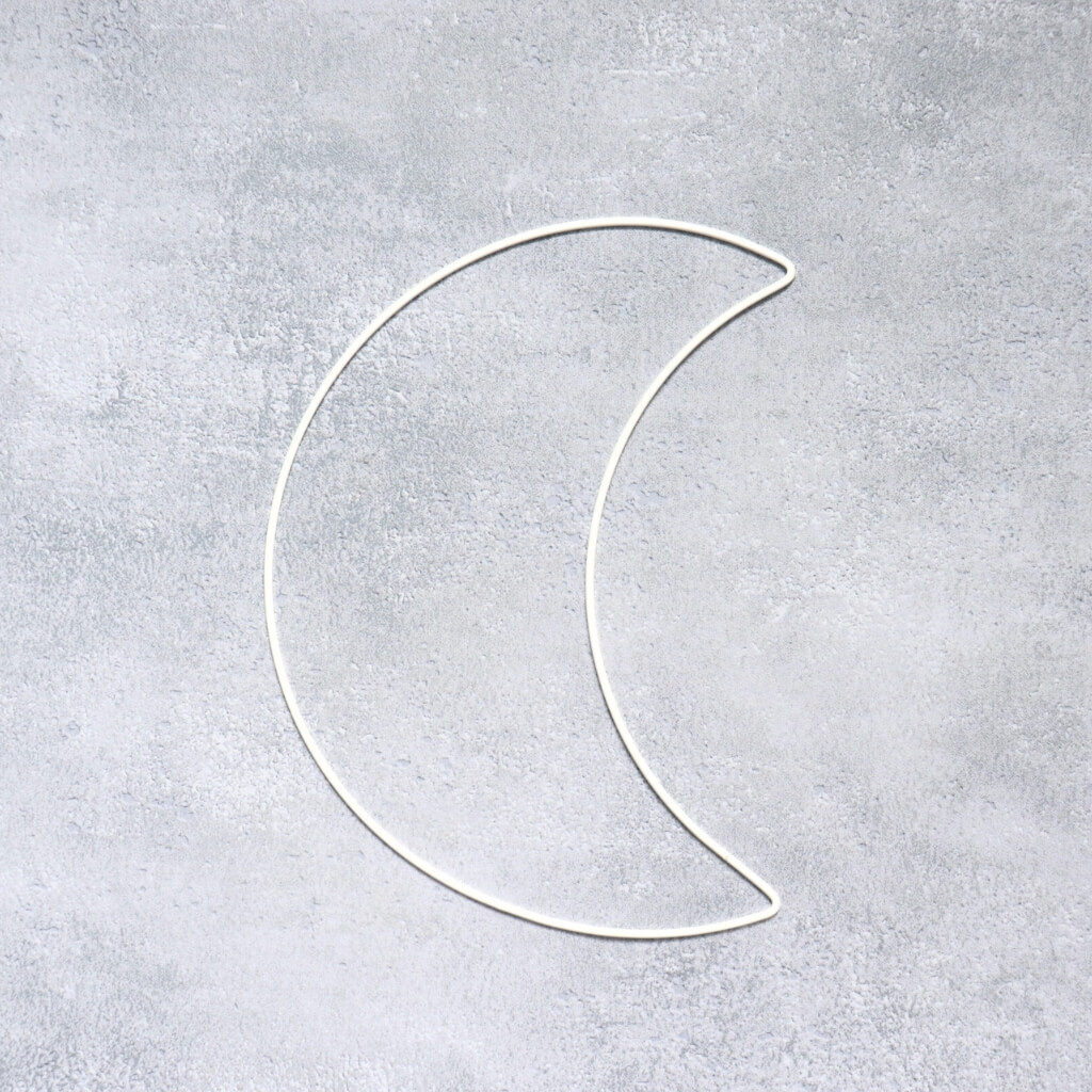 Kovový dekorační měsíc 21 cm – bílá, elegantní prvek pro závěsné a svatební dekorace